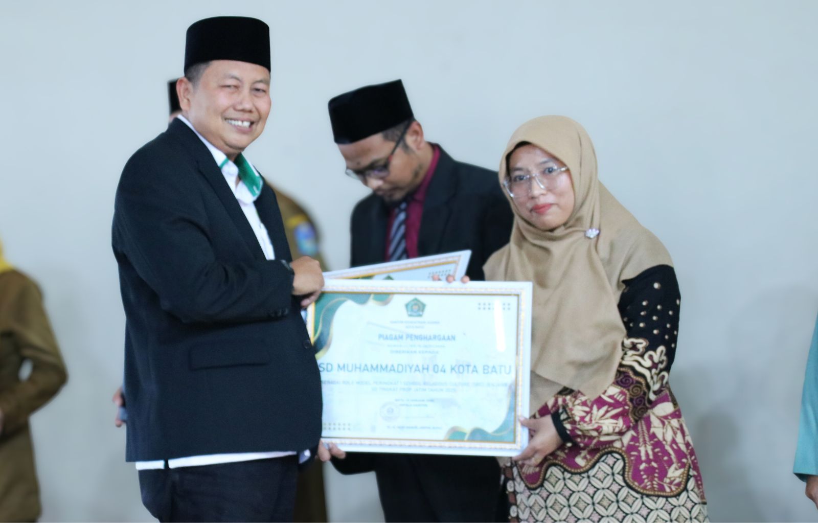 Piagam Penghargaan SRC dari Kemenag Kota Batu